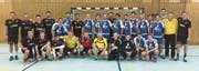 Gruppenbild mit den 3.-Liga-Spielern von Emmen und Malters und dem abtretenden Schiedsrichter Jean-Pierre Wittinger (vorne in der Bildmitte). (Bilder: PD (Emmen, 30. April 2017))