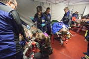 Verletzte werden in der mobilen Sanitätshilfsstelle betreut. Bild: Edi Ettlin (Oberdorf, 25. Oktober 2016)