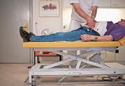 Die Lockerung des Zulassungsstopps soll dem Mangel an Hausärzten entgegenwirken. (Bild: Key/Gaetan Bally (Langnau am Albis, 18. Mai 2009))