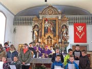 Bischof Vitus Huonder zusammen mit Pfarrer Matthias Rey bei der Firmung in Riemenstalden. (Bild: PD)