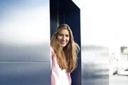 Blickt in eine rosarote Zukunft: die 18-jährige Dijana Radulovic, hier in einer Nische beim KKL. (Bild: Corinne Glanzmann / Neue LZ)