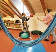 Fabio und seine Schwester Melanie erproben in der Psychomotoriktherapie ihren Mut. (Bild: Romano Cuonz (Sarnen, 21. Februar 2018))