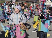 Eine Gruppe frecher Straussen pikst die Zuschauer an den Strassenrändern mit ihren Schnäbeln. (Bild: Cornelia Bisch (Sins, 12. Februar 2018))