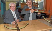 Für einmal Armbrust statt Kochlöffel: der neue Präsident von Gastro Obwalden, Hansruedi Odermatt (rechts), mit seinem Vorgänger Walter Küchler. (Bild: Robert Hess (Lungern, 24. April 2017))