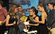 Die Medizinischen Praxisassistentinnen Noelia Muheim, Janina Indergand und Marlen Arnold schlossen mit der Note 5,3 ab. (Bilder: Urs Hanhart (Altdorf, 26. August 2017))
