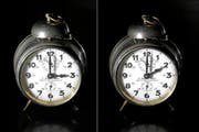 In der Nacht auf Sonntag wird die Uhr von 3.00 Uhr auf 2.00 Uhr zurückgestellt. (Bild: Keystone)