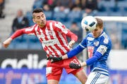 FCL-Captain Claudio Lustenberger (rechts), hier am letzten Sonntag im Duell mit Thuns Gonzalo Zarate, hat wieder zu seiner Bestform gefunden. (Bild: Freshfocus/Martin Meienberger)
