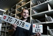 Michael Heimgartner zeigt die Nummern, die bald versteigert werden. (Bild: Werner Schelbert/Neue ZZ)