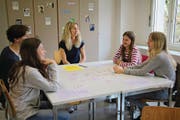 Oberstufenschüler lernen bei Lehrerin Cornelia Epp Italienisch. Neben dem Internetunterricht treffen sich die Schüler einmal im Monat zum «Live-Unterricht». (Bild: Salome Infanger (Altdorf, 4. April 2017))