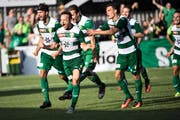 Jubelt nach dem 2:1-Siegtreffer für die Krienser: Skumbim Sulejmani (Zweiter von links). (Bild: Keystone/Marcel Bieri)