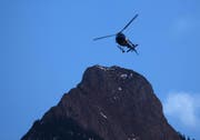 Der Helikopter der Zürcher Polizei wurde ebenfalls aufgeboten. (Bild: Geri Holdener, Bote der Urschweiz)