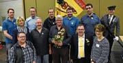Die Geehrten mit Präsidentin Lea Gisler (rechts unten) und Fähndrich Markus Hilber (rechts): (von links) Daniel Gisler, Veteranenchefin Monika Arnold, Stefan Arnold (unten), Stefan Baumann, Max Brücker, Martin Danioth, Karl Stadler, Philipp Zgraggen, Rolf Lussmann, Josef Gamma. Ebenfalls geehrt wurden Marco Scheiber, Hans Infanger und Beat Bossi.