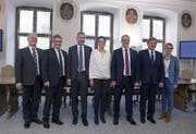 Der neue Nidwaldner Regierungsrat mit Joe Christen, Josef Niederberger, Othmar Filliger, Michele Blöchliger, Alfred Bossard, Res Schmid und Karin Kayser (von links). (Bild: Corinne Glanzmann (Stans, 4. März 2018))