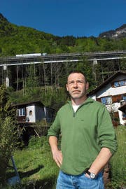 Nick Anklin vor dem Autobahnviadukt im Wiler Bolzbach bei Seedorf. (Bild Elias Bricker)