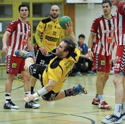 War mit sechs Treffern der effizienteste Urner Torschütze: Kreisläufer Yannick Drollinger (am Ball). Bild: Urs Hanhart (Altdorf, 25. März 2017)