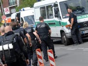 Aufgebot von Polizeikräften nach den Schüssen im Benjamin-Franklin-Spital in Berlin-Steglitz. (Bild: Keystone/EPA DPA/PAUL ZINKEN)