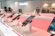 Handys in einem Sunrise-Shop. (Bild: Keystone / Christian Beutler)