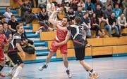 Nikola Perovic (am Ball) erzielt zwölf Tore für die Stanser. (Bild: Roger Grütter (Stans, 3. März 2018))