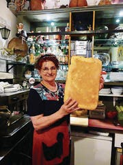 Dinka Popovic mit selbst gebackenem Brot. (Bild: Geraldine Friedrich)
