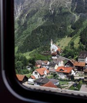 Das Highlight der Bergstrecke: der Blick aus dem Zug auf die Kirche von Wassen. (Bild: Keystone/Christian Beutler)