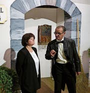 Szene aus dem Waldtheater: Page und Direktor um 1900 vor dem Grandhotel Sonnenberg in Seelisberg. (Bild: CN (Seelisberg, 16. Juli 2017))