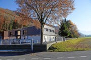 Rechts neben dem Betriebsgebäude in Alpnach entstehen die neuen Becken. (Bild Robert Hess)