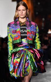 Farbe ist das neue Cool, und zwar in allen erdenklichen Tönen und Intensitäten. Hier ein Look von Versace an der Fashion Week in Milano letzte Woche. (Bild: DANIEL DAL ZENNARO (EPA ANSA))