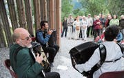 Otto Lechner (links) – hier beim Klangspaziergang im Reussdelta – ist beim «Alpentöne»-Festival wieder dabei. (Bild: Urs Hanhart (Seedorf, 16. August 2015))