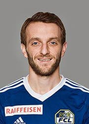 GC-Captain Kim Källström (am Boden) luchst dem FCL-Stürmer Marco Schneuwly den Ball ab. (Bild: Freshfocus/Steffen Schmidt)