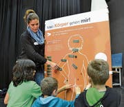 «Mein Körper gehört mir» mit Primarschülern im Zentrum Teufmatt in Adligenswil. Bild: Yves Portmann (Adligenswil, 23. April 2013)