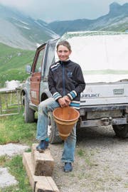 Marco Arnold (damals 12-jährig) ist mit Begeisterung auf der Alp tätig. (Bild: Christof Hirtler (Alplen, Sommer 2014))