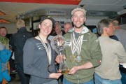 Stolz präsentieren Beatrice Zimmermann und Stefan Matter nebst ihren Medaillen die Kristallkugel für den Sieg des Schweizer-Teams im Telemark Nationencup. (Bild: Franz Niederberger (Engelberg, 23. März 2017))