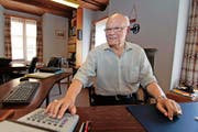 Karl Cathry in der Gemeindekanzlei in Realp: «In einem Chaos könnte ich nicht arbeiten.» (Bild: Florian Arnold / Neue UZ)