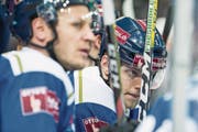 Victor Oejdemark (rechts) hat schon vier Einsätze mit dem Zuger Fanionteam bestritten. (Bild: Alexandra Wey/Keystone (Zug, 7. November 2017))