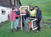 Zwei Lehrer setzen mit Schülern der Heilpädagogischen Schule Nidwalden selber gemalte Mandalas in Ennetmoos am Bruder-Klausen-Weg. (Bild: Romano Cuonz (27. März 2017))