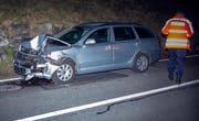 Die Polizei sichert Unfallspuren. (Bild: Geri Holdener, Bote der Urschweiz)