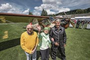 Mit einer solchen Maschine (oben links) landete Pilot Fridli vor 70 Jahren in Beromünster. Bild rechts: Hans-Martin Fridli, der Neffe des Piloten, neben Zeitzeugin Trudi Messmer-Erni und Hans-Rudolf Müller, Präsident der Flubag. Die «Flüügerchilbi» lockte auch dieses Jahr Tausende Zuschauer an. Besonderes Highlight war die Landung einer Antonov An-2 (Bild links unten). (Bild: Pius Amrein (Beromünster, 1. Juli 2017))