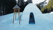Die Schneekirche beim Arnisee misst in diesem Jahr beinahe 4 Meter Höhe. Dennoch wurde sie vollständig in Handarbeit erstellt. (Bild: PD (Arni, Dezember 2017))