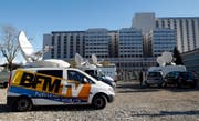 A TV van is parked in front of the Grenoble hospital, French Alps, Sunday, Jan. 5 , 2014, where former seven-time Formula One champion Michael Schumacher is being treated after sustaining a head injury during a ski accident. Schumacher has been in a medically induced coma since Sunday, Dec. 29, 2013, when he struck his head on a rock while on a family vacation. (AP Photo/Claude Paris) (Bild: Claude Paris / AP / Keystone (Grenoble, 5. Januar 2014))