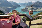 Schriftstellerin Blanca Imboden geniesst die Aussicht auf der Terrasse des Bergrestaurants Timpelweid auf dem Urmiberg. (Bild Nadia Schärli)