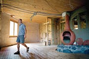Für 1,35 Millionen Franken will Lukas Gwerder sein selbst erbautes Naturhaus an einen Käufer bringen. (Bild: Corinne Glanzmann (Seelisberg, 15. Juli 2017))