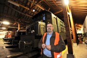 Carl Waldis im Bahndepot Erstfeld, wo verschiedene historische Bahnwagen eingestellt sind. (Bild Urs Hanhart)