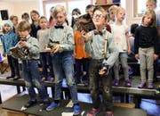 Die Kinder der Grundacher-Schule singen und spielen zu ihrer CD.Bilder: Romano Cuonz (Sarnen, 27. September 2016)