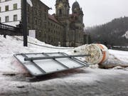 Vor dem Kloster Einsiedeln liegt eine Verkehrstafel am Boden. (Bild: Benno Kälin, TeleZüri)