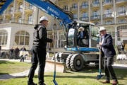 Beim Spatenstich im vergangenen April waren die künftigen geologischen Probleme noch nicht absehbar. Im Bagger der Investor Yunfeng Gao. (Bild: Corinne Glanzmann (Neue LZ) (Neue Luzerner Zeitung))