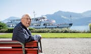 Toni Schönbächler auf seinem geliebten Rössliplatz. Im Hintergrund fährt ein Schiff in Richtung Anlegestelle am Hergiswiler Seeufer. (Bild Corinne Glanzmann)