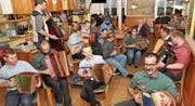 Erst um 1.30 Uhr konnte der Gesamtchor der Chäppäli-Chilbi gestartet werden. (Bilder: Martin Walker (Flüelen, 13. und 14. Januar 2018))