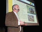 Der Urner Jagdverwalter Josef Walker orientierte über das Konzept Bär Schweiz. (Bild: Urs Hanhart (6. April 2017))