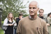 Kantonstierarzt Paul Witzig spricht am Dienstag in Hefenhofen über den Zustand der Pferde. (Bild: Keystone (8.8.2017, Hefenhofen))