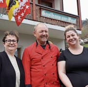 Die Wirtefamilie Odermatt führt die «Alte Post» seit Anfang März: Bea (links), Dölf und Ramona. (Bild: Franz Imholz (Spiringen, 24. März 2018))